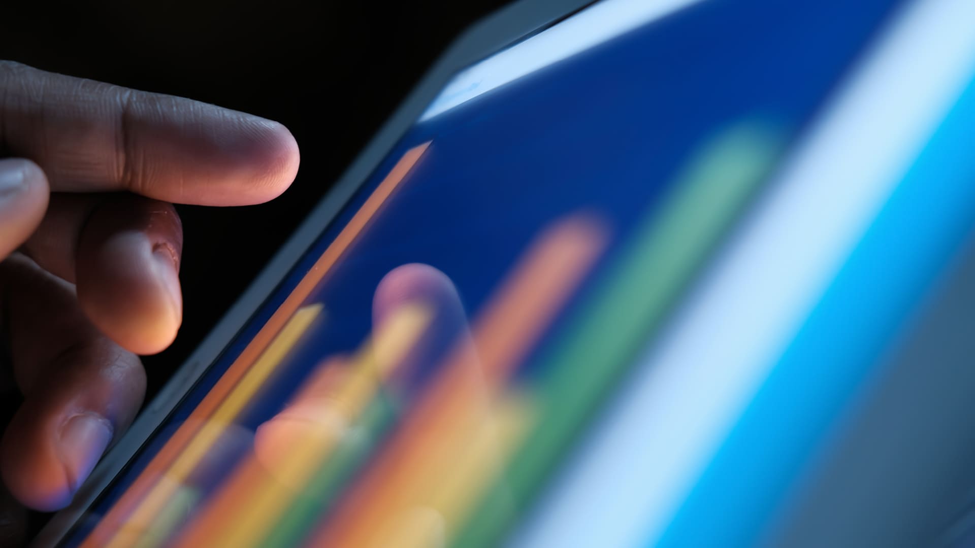 Person nutzt Tablet für Datenvisualisierung.