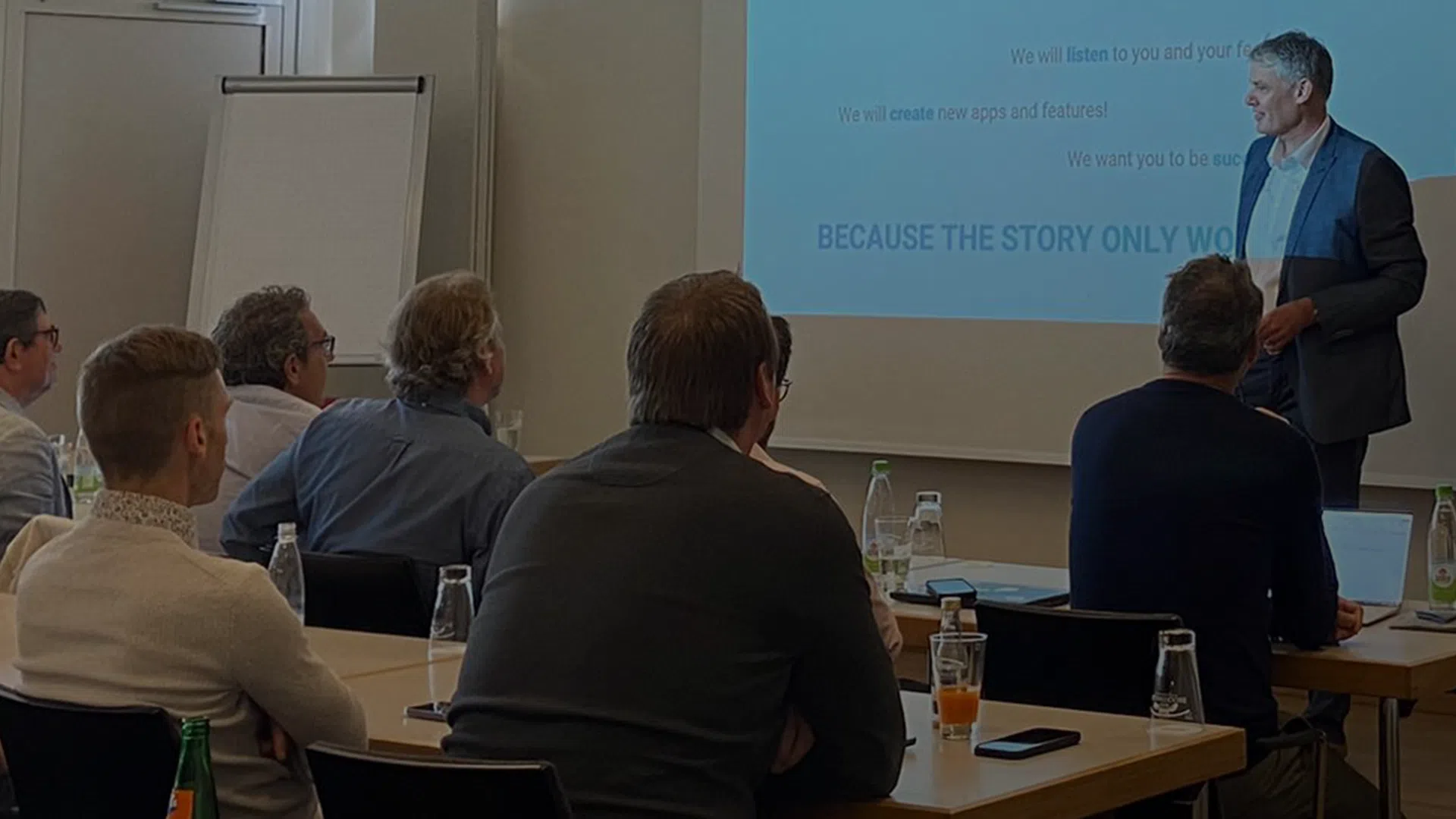 Mann hält Präsentation vor sitzendem Publikum.