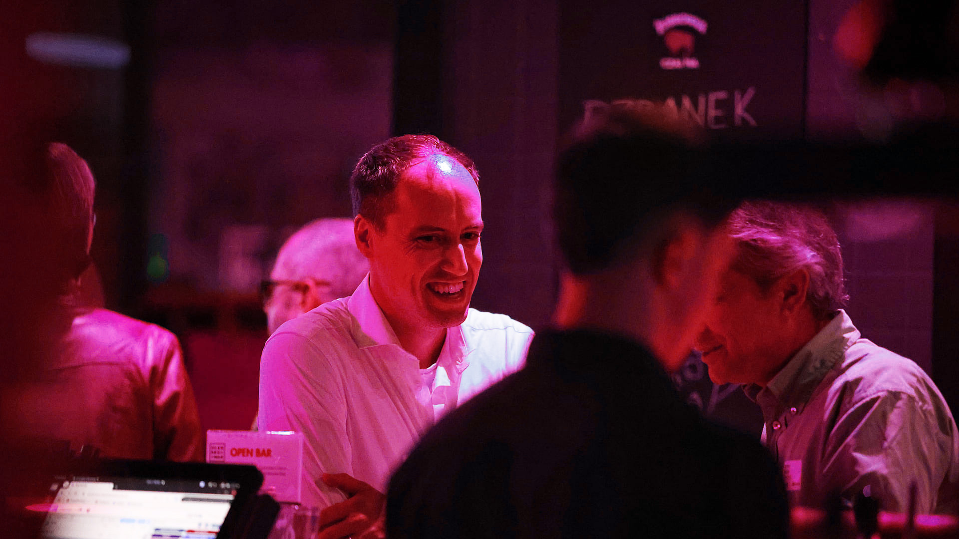 Männer bei einer Veranstaltung in stimmungsvoller Beleuchtung