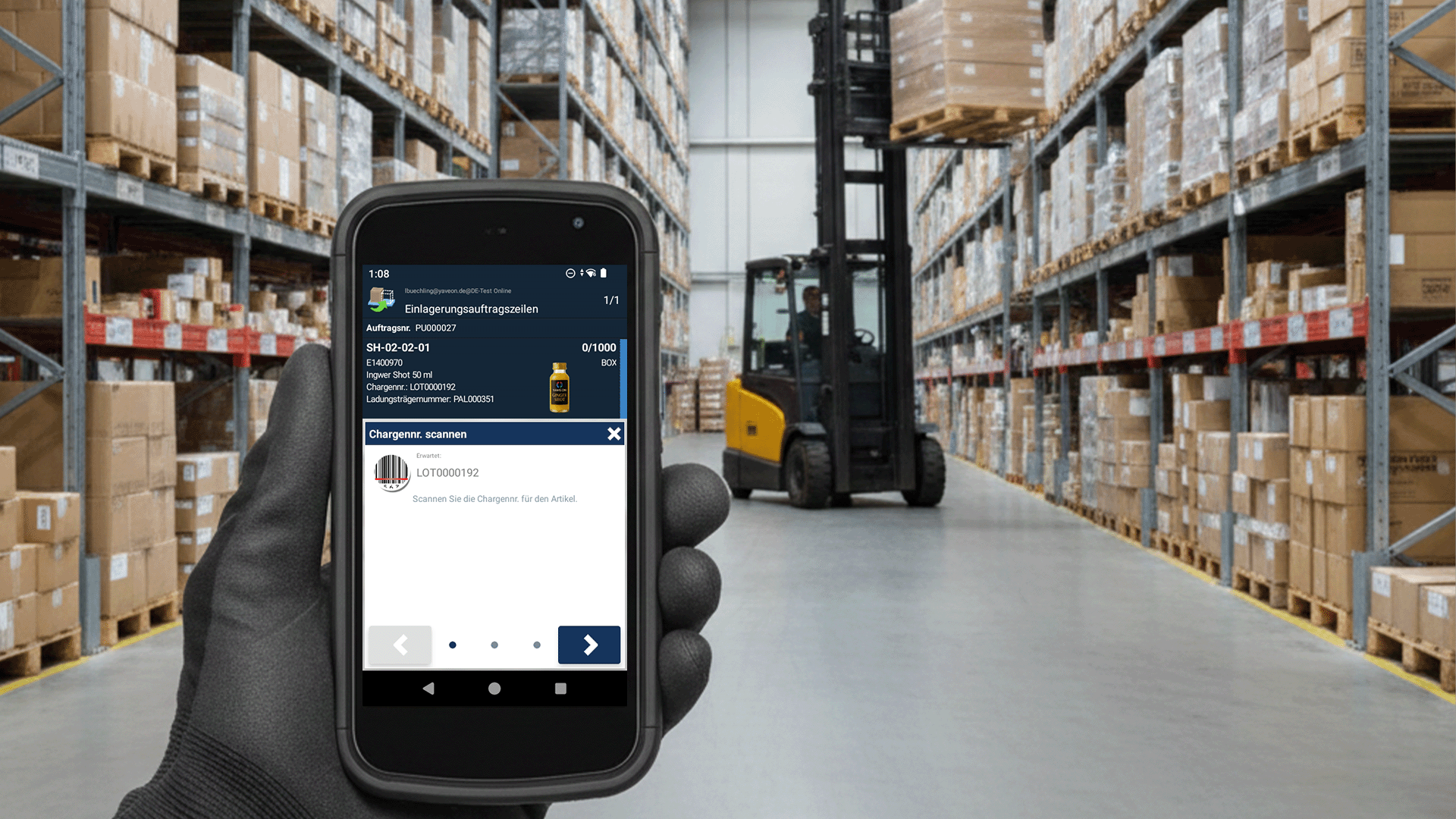 Lagerarbeiter scannt Barcode mit Handscanner vor Gabelstapler in Lagerhalle.