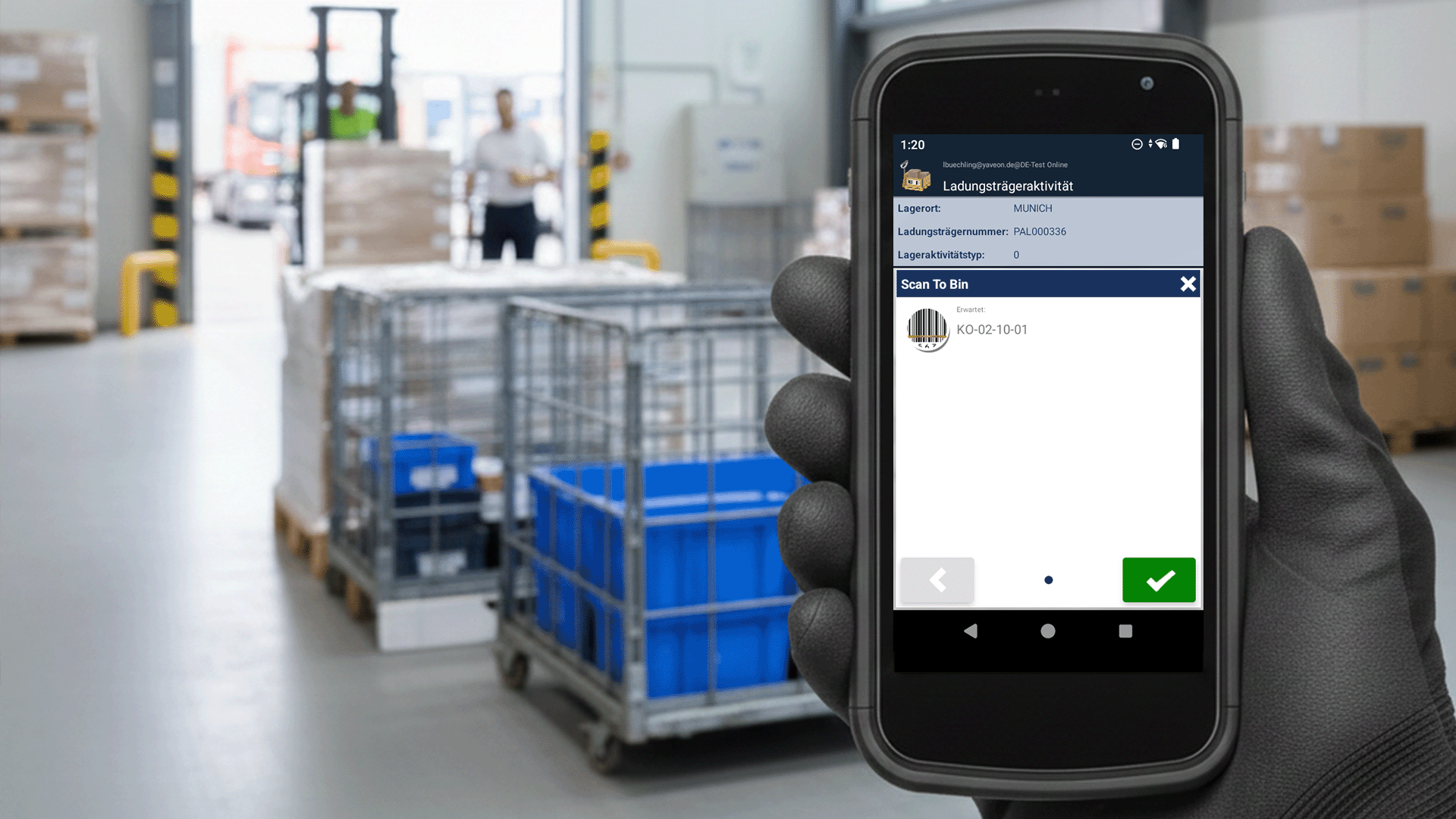 Person scannt Barcode mit einem Smartphone in einem Lager.