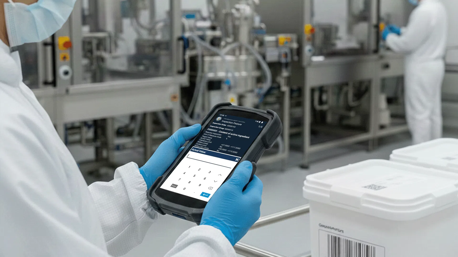 Laborant benutzt ein Tablet zur Datenaufzeichnung in einer Produktionsanlage.