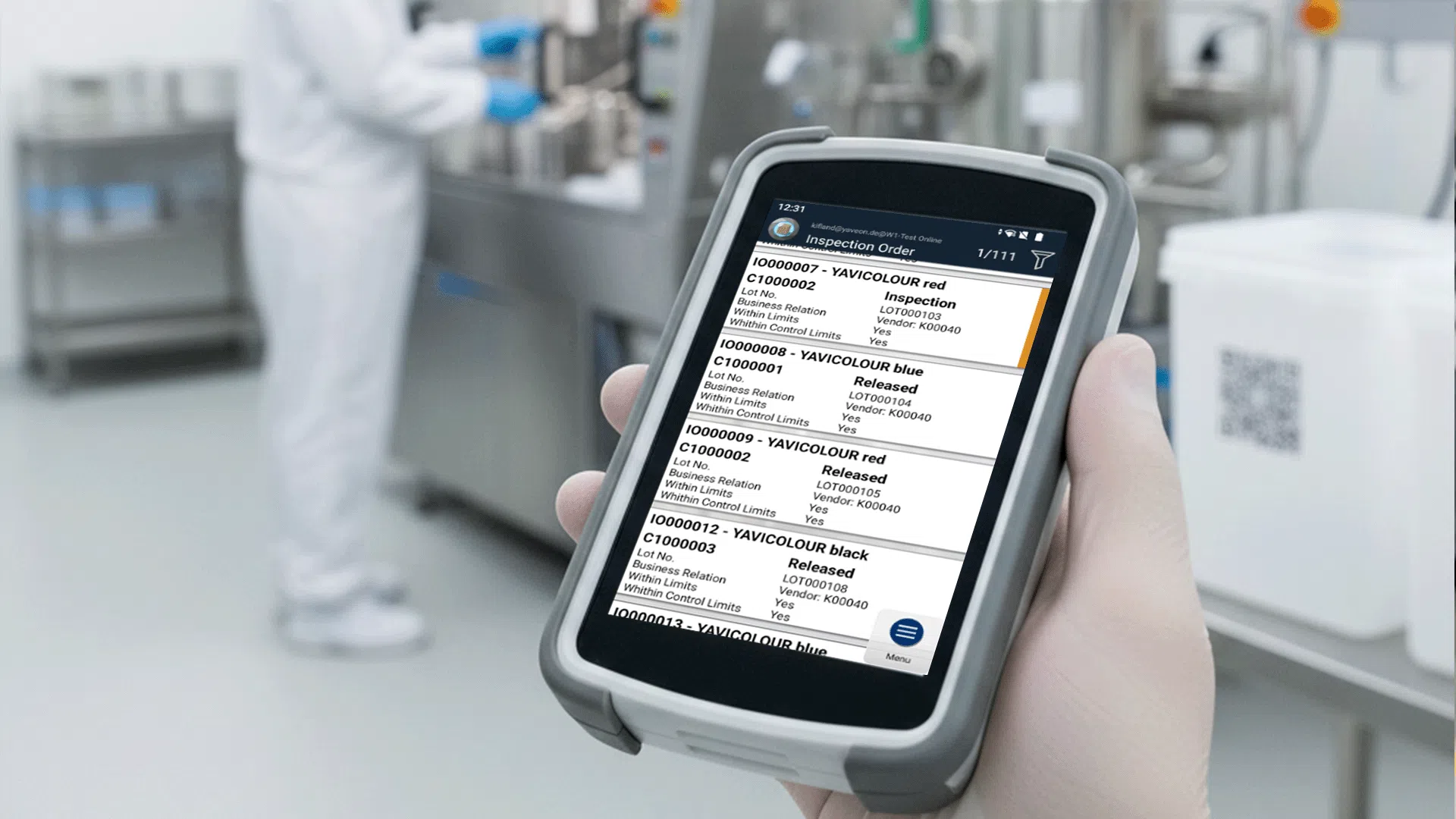 Tablet mit Inspektionsdaten in einer pharmazeutischen Produktionsumgebung.