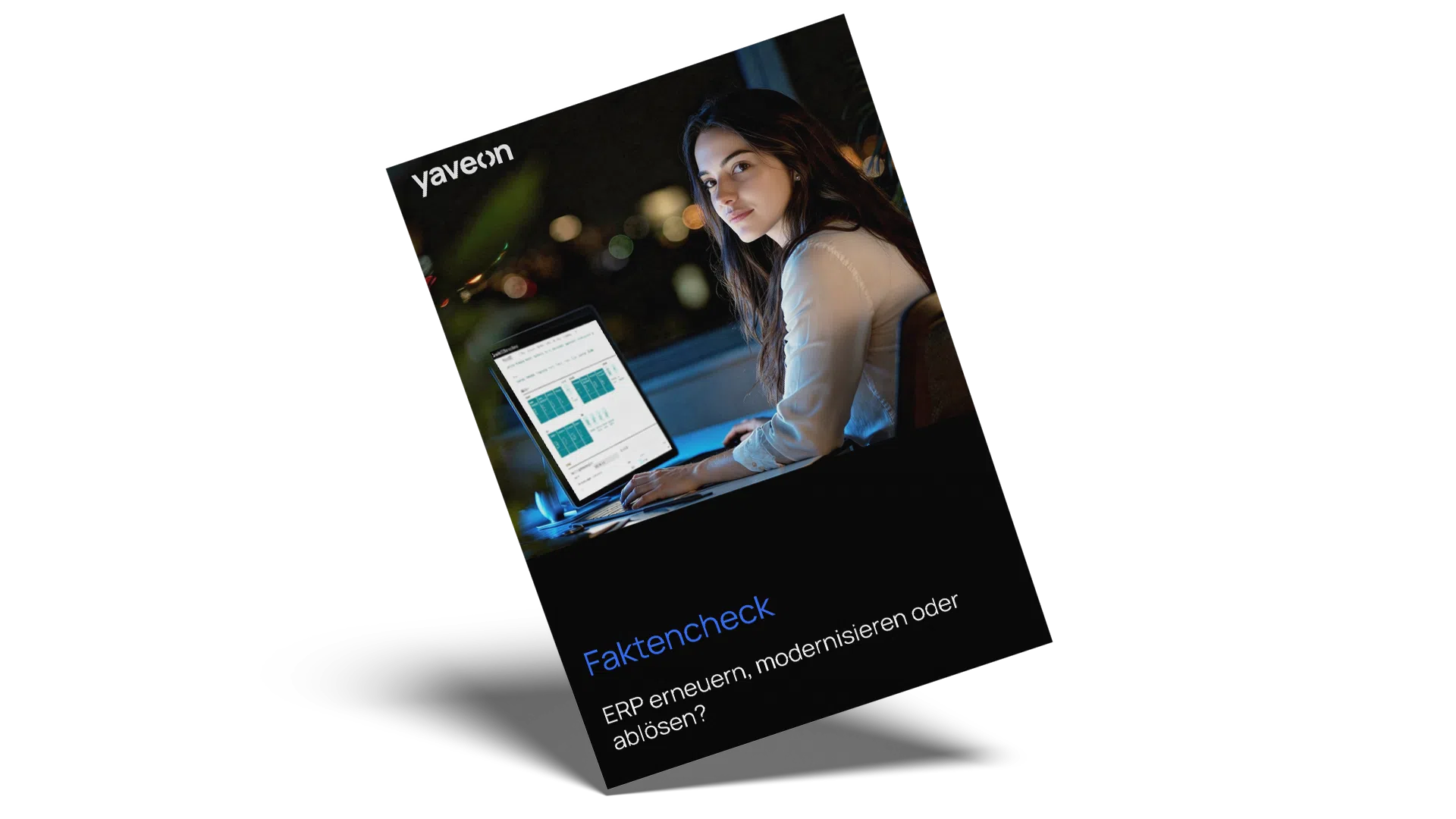 Factsheet-Mockup zeigt eine Frau die nachts am Laptop arbeitet mit Yaveon 365.