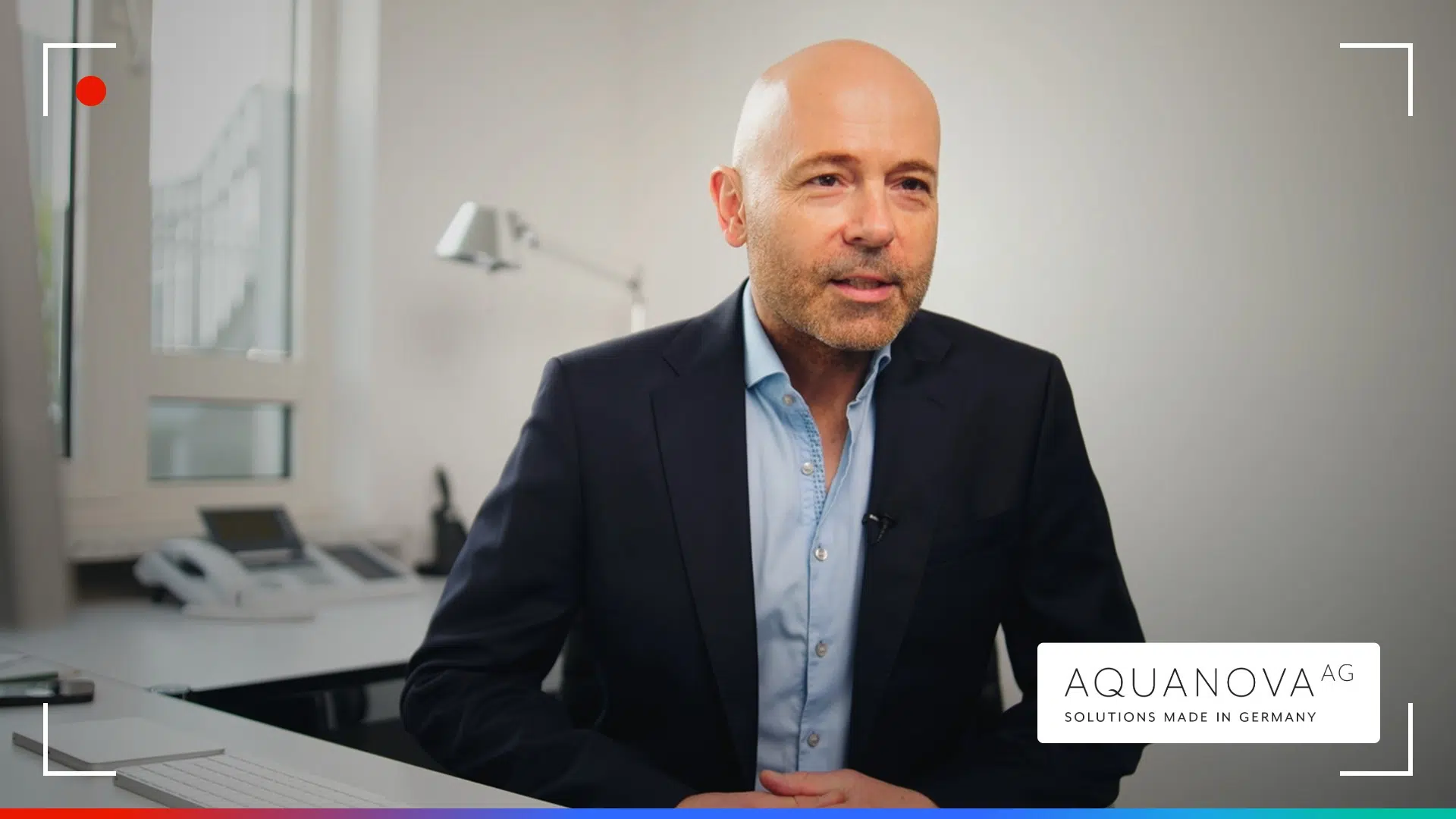 A company leader talks about Aquanova AG in the office.