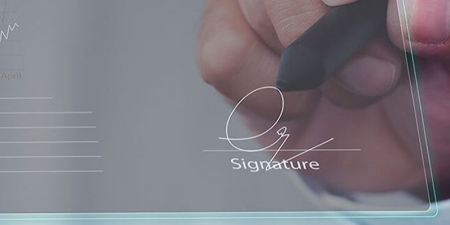 Hand signiert elektronisch auf Bildschirm