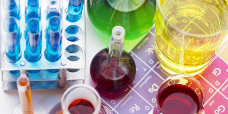 Bunte Chemikalien und ein Periodensystem