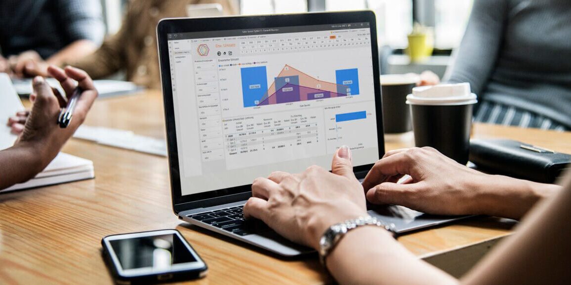 Power BI Dashboard auf Laptopbildschirm Power BI Dashboard auf Laptopbildschirm